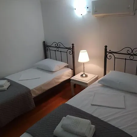 Hydra's Harbor House Apartment